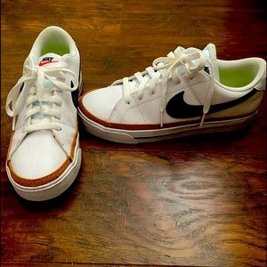 Nikes Women Court Legacy, Size 9 (like new)